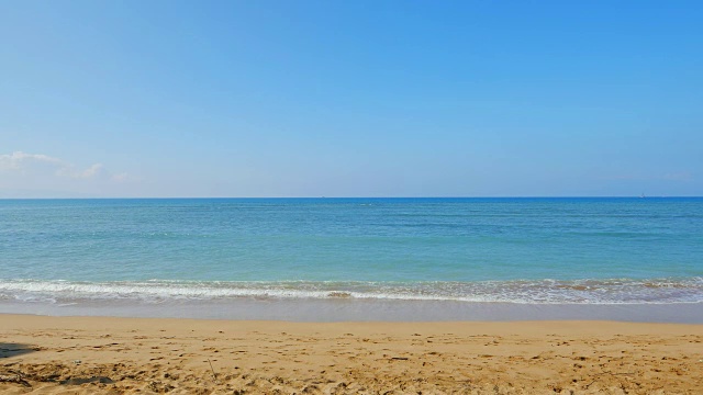 热带海滩地平线，白色的沙子和蓝色的海水视频素材