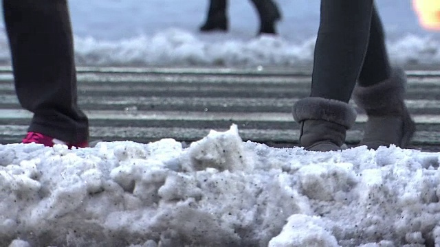 行人走在雪道上，东京视频素材