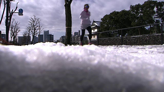 在东京的雪皇宫赛道上慢跑视频素材