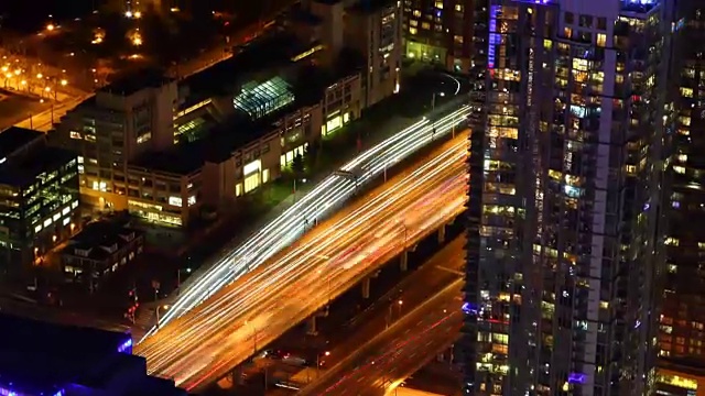 多伦多高速公路夜间的延时鸟瞰图视频素材