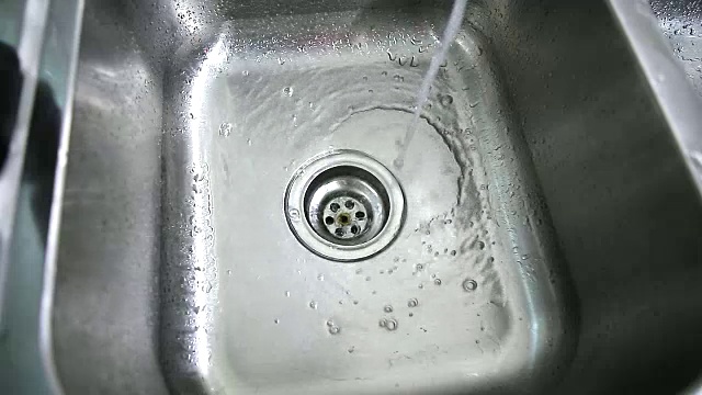 水滴在钢水槽和排水视频素材