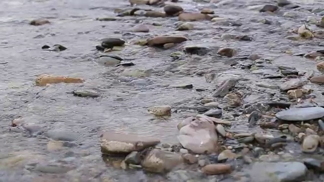 在这美丽的景色中，一条河在秋天的山上流过岩石视频素材