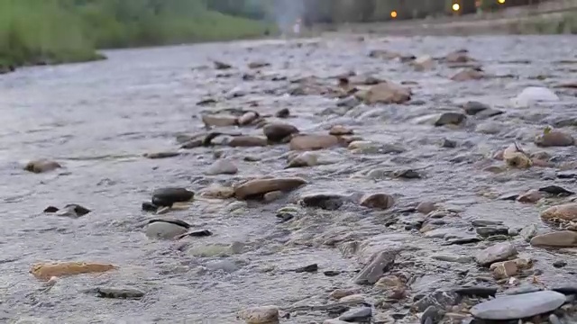 在这美丽的景色中，一条河在秋天的山上流过岩石视频素材