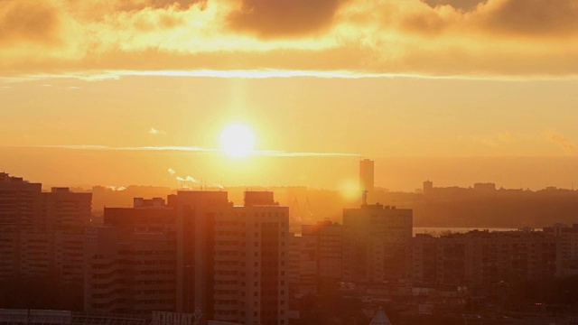 清晨，城市地平线上的日出视频素材