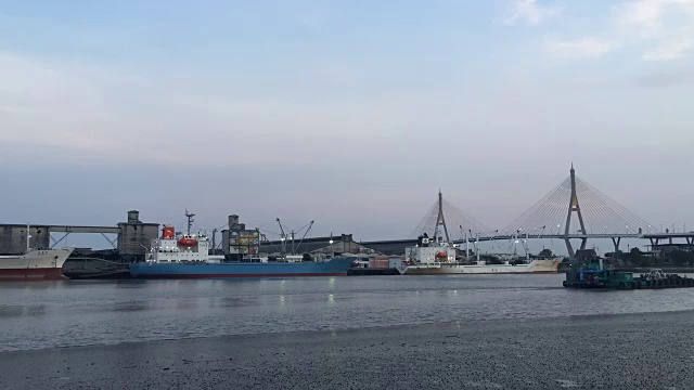 时间流逝:物流船和船沿河运行视频素材