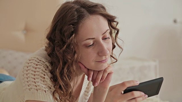 在家里使用电话的女人视频素材