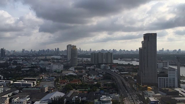 时间推移:从屋顶鸟瞰图显示雨云和运输视频下载