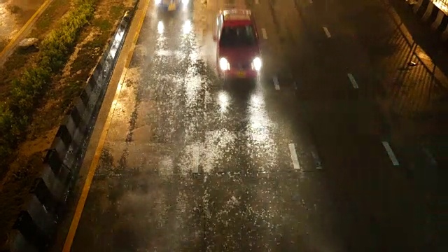 大雨中的交通视频素材