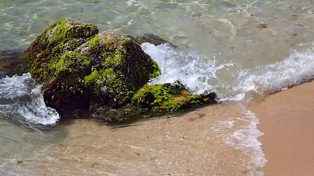 海岸岩石的特写。缓慢的运动。视频素材