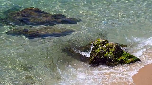 海滩细节与岩石。缓慢的运动。视频素材