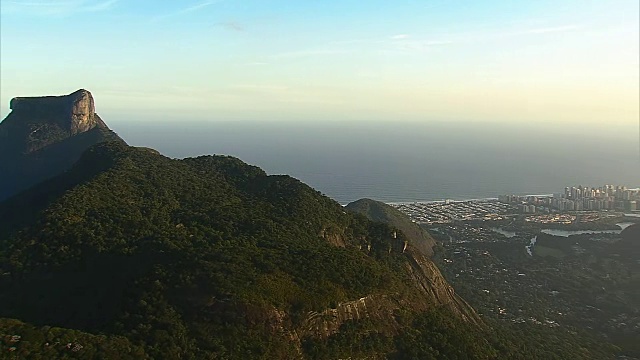 Pedra de Gavea山鸟瞰图，里约热内卢de Janeiro视频素材