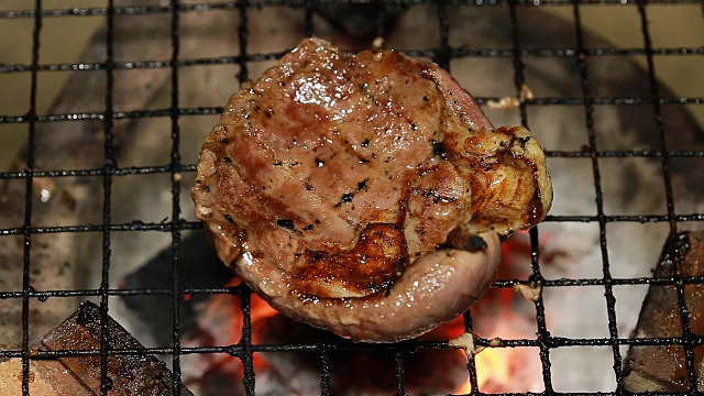 派对烧烤猪肉和牛肉(特写镜头)。视频素材