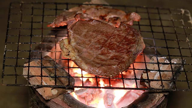 派对烧烤猪肉和牛肉(特写镜头)。视频素材