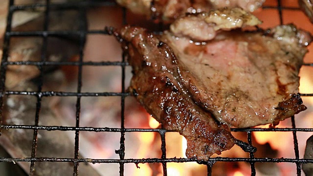 派对烧烤猪肉和牛肉(特写镜头)。视频素材