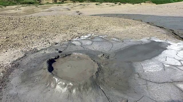 活火山中缓慢喷发的灰色泥浆视频素材