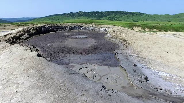 泥浆火山正在冒泡，泥浆水从里面冒出来视频素材