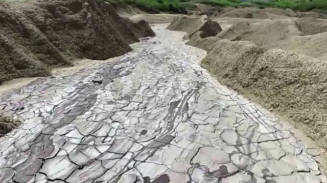 干涸的熔岩泥火山走过视频素材