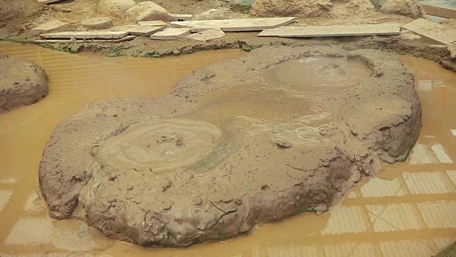 日本沸腾的泥浆池视频素材