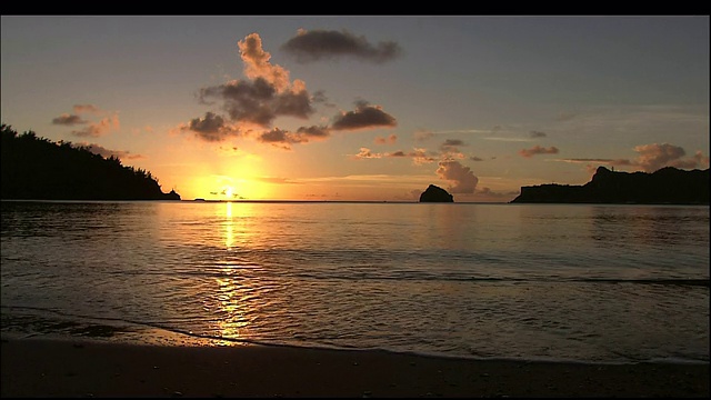 夕阳染红了大海的地平线。视频素材