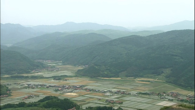 秋吉田丰富的地下水涌向地面。视频素材