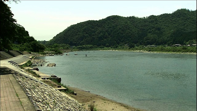 Nagara河的水流和灯塔。视频素材