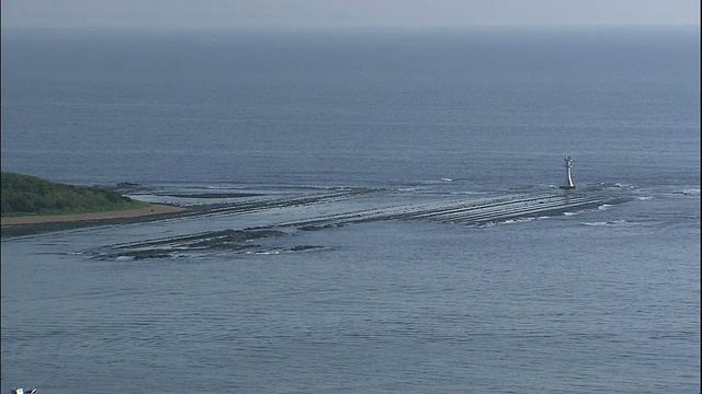 青岛岛海岸的一座灯塔。视频素材