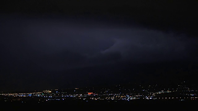 夜晚的雷雨照亮了城市视频素材