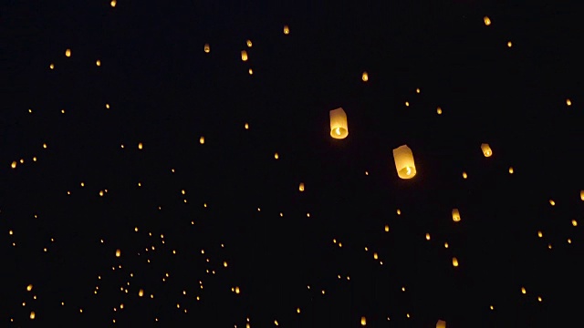 天灯飞向夜空视频素材