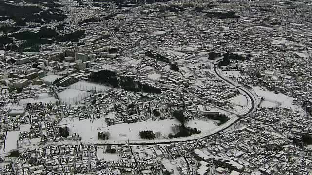 日本神奈川，空中，白雪覆盖的城镇景观视频素材