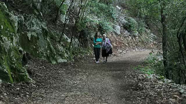 奶奶和孙女在公园里散步视频素材