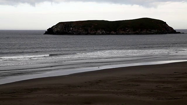 海滩与波浪和阴天小离岸岛视频素材