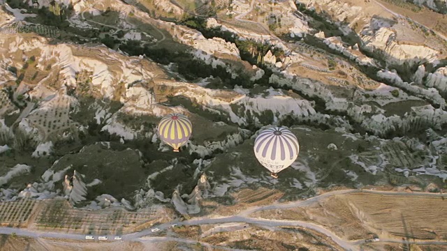 土耳其最大的旅游景点，乘坐气球飞过卡帕多西亚视频素材