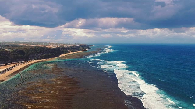 海滩上的日落与海景和巨大的海浪。鸟瞰图。印度尼西亚巴厘岛视频素材