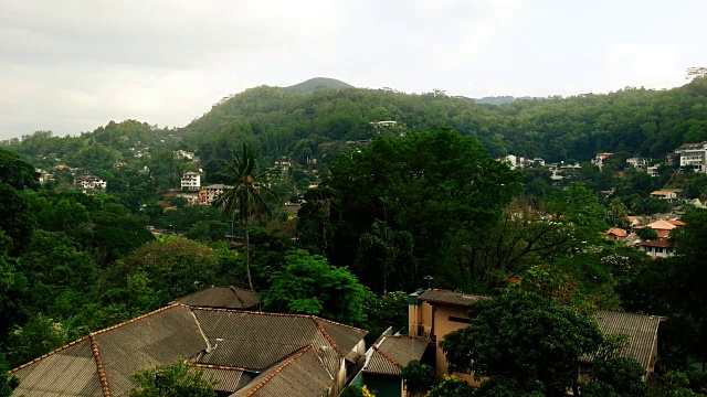 全景城市在山区，建筑在热带树木，炎热潮湿的天气视频素材