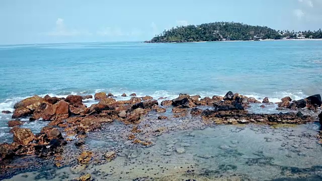 海浪拍打着岩石，美丽的海洋景观，热带岛屿视频素材