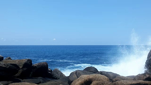 强烈的海浪拍打着海滩上的巨石，暴风雨的海洋，狂野的自然视频素材