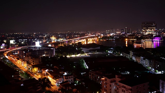 泰国夜光曼谷城市交通路口酒店屋顶全景4k时间推移视频素材