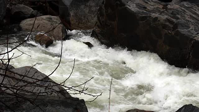 白色的水流过岩石山河摄影盘视频素材