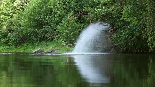 向河里倾倒污水视频素材