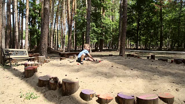 一个男孩在沙箱里玩视频素材