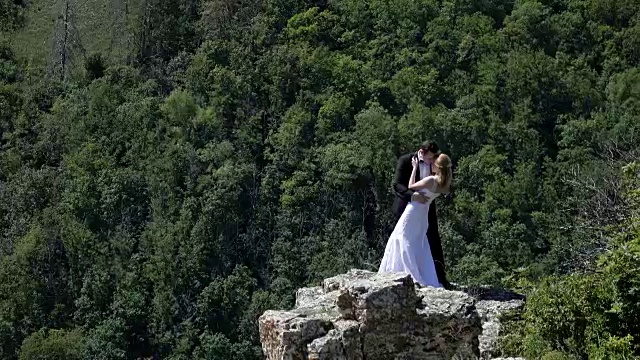 新娘和新郎在山景的背景。视频素材