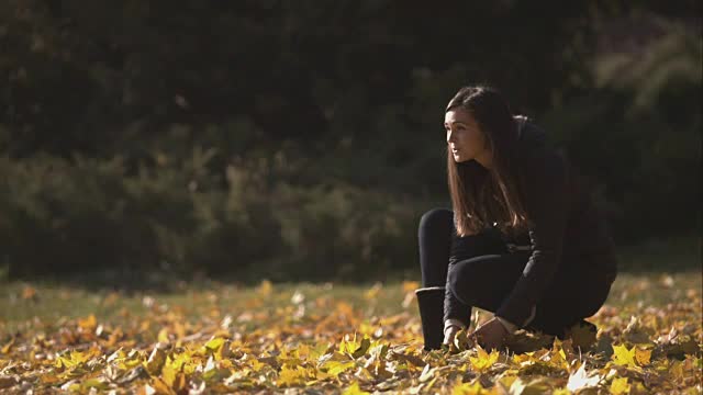 秋天的时候，妈妈在公园里拥抱着她的小儿子。视频素材