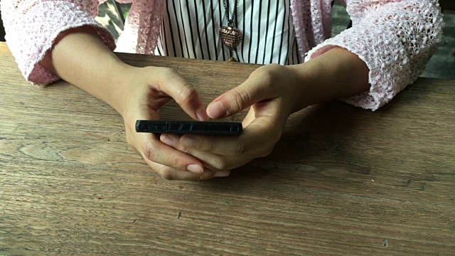 近距离的手女人使用智能手机打字连接wifi的手机设备视频素材