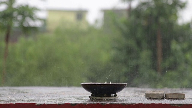 雨点落在地上，溅起水花，闪闪发光视频素材