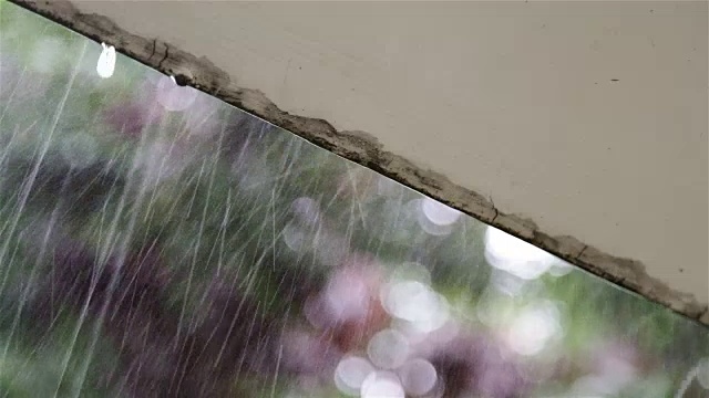 雨滴从屋顶落下视频素材