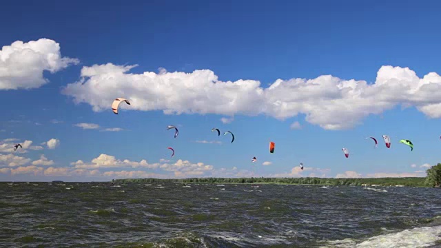 人们风帆kiteboarding。广角静态景观全景拍摄视频素材