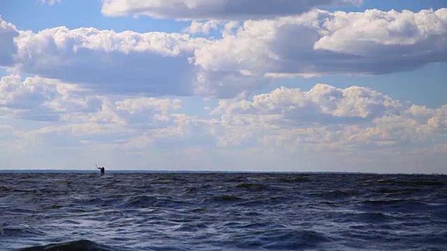 人们风帆kiteboarding。在阳光明媚的天气下拍摄低云的静态景观全景视频素材