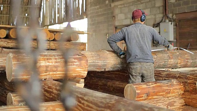 建筑工人正在用木梁工作视频素材