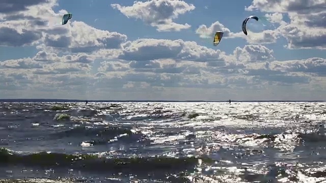 在波浪中风筝冲浪。静态广角拍摄视频素材