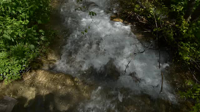 沿着Fast Mountain河而下视频素材